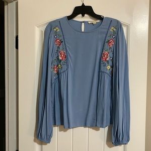 Beautiful floral embroidery. Size XL